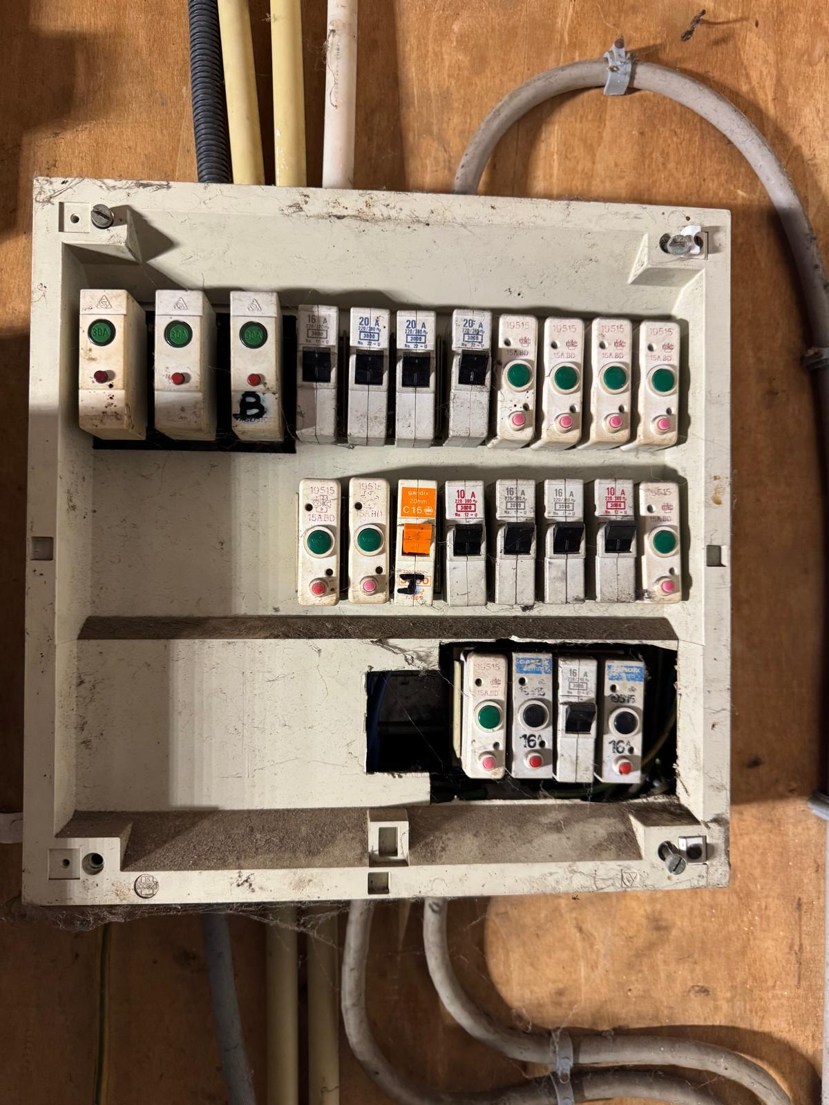 Verouderde zekeringkast voor renovatie door Ken-Tech
